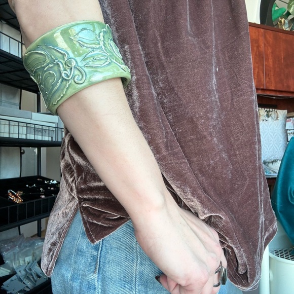 Elegant Green Ceramic Cuff with flowers and butterfly - Picture 3 of 3